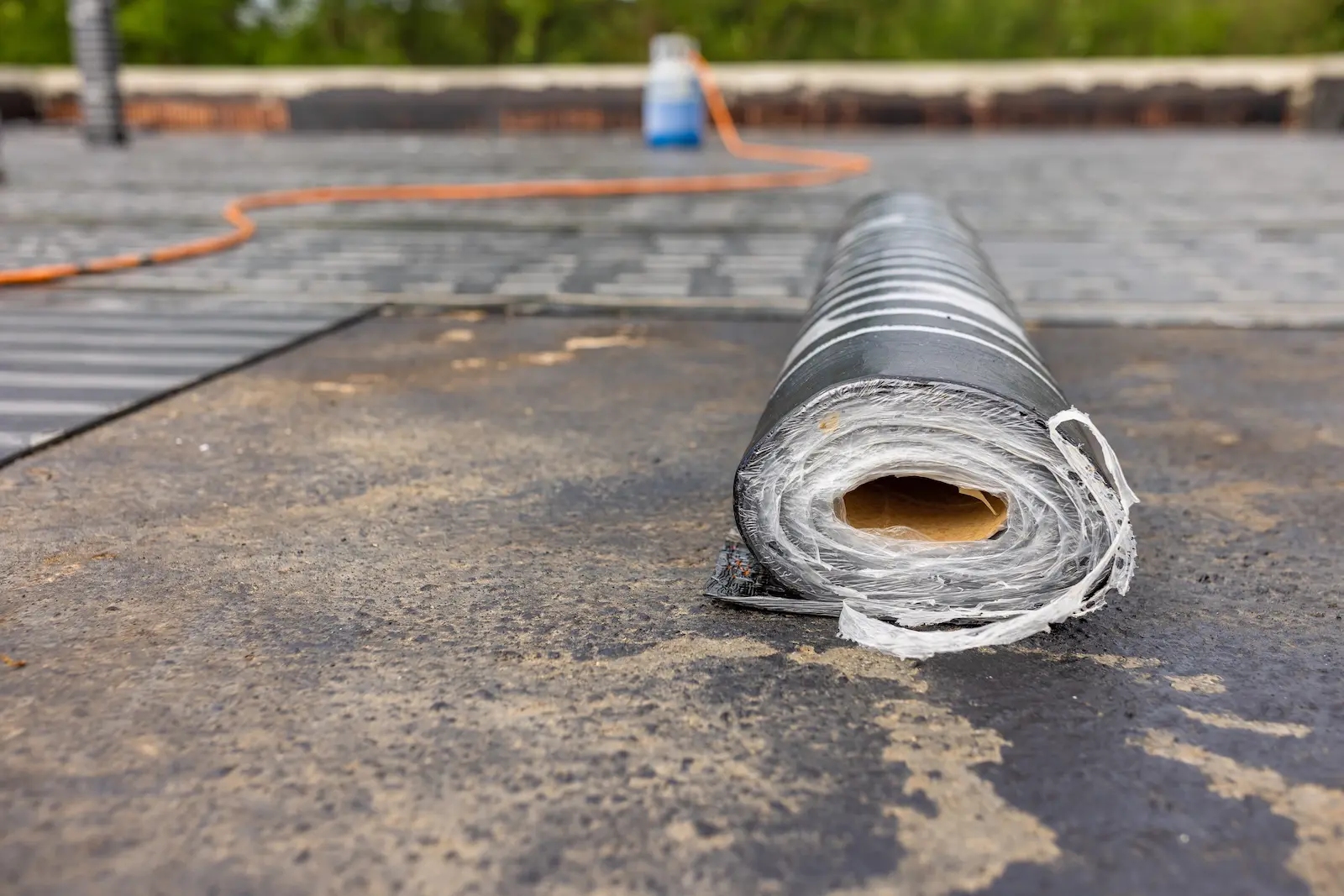 Steam barrier rollers for commercial roofing, bituminous membrane to be welded with flame on flat roof