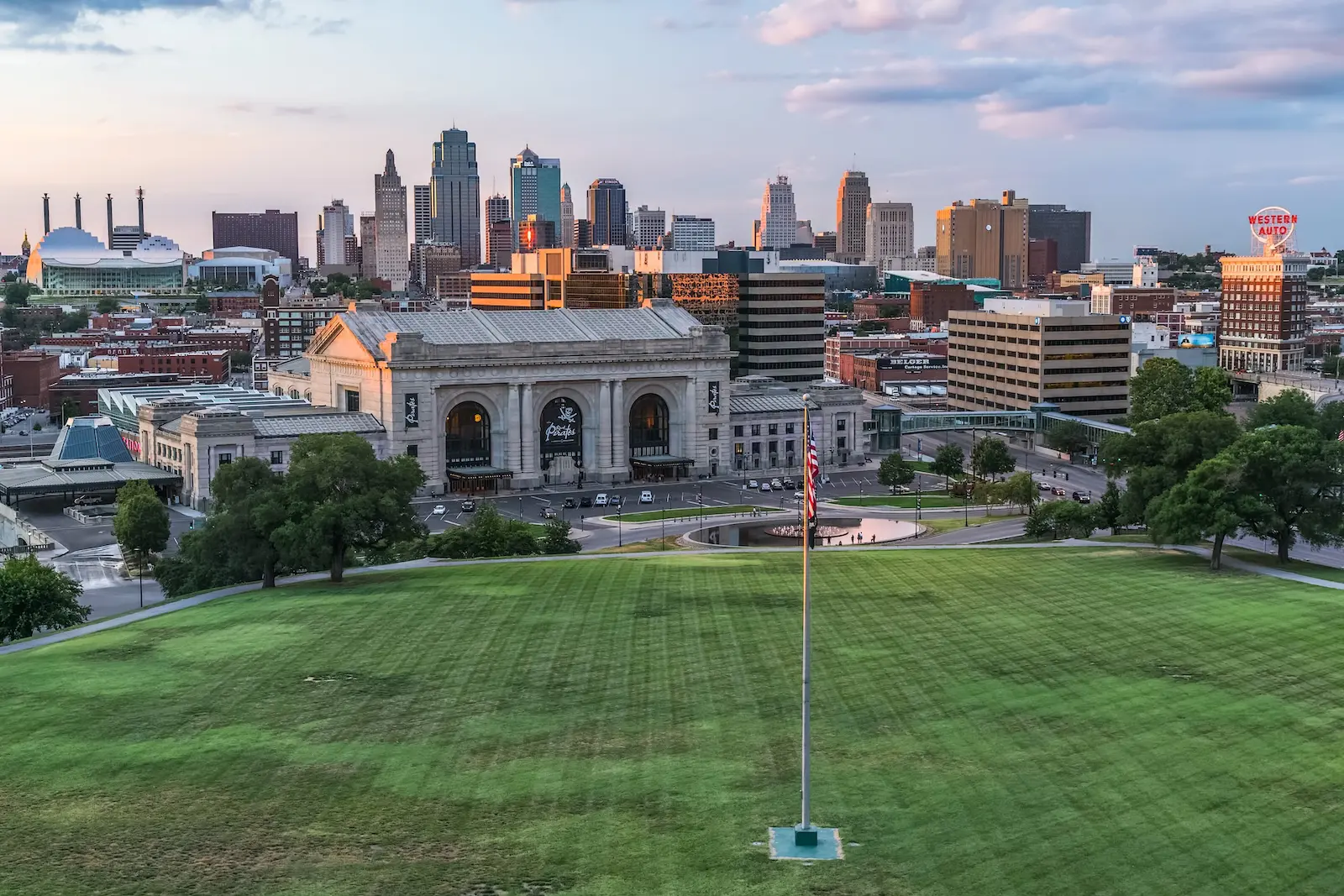 Kansas City, Missouri skyline at dusk